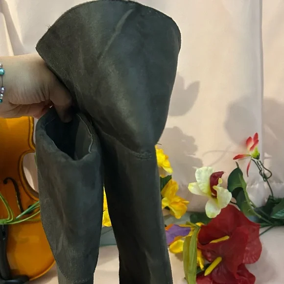 Woman’s knee high grey boots - Picture 12 of 15